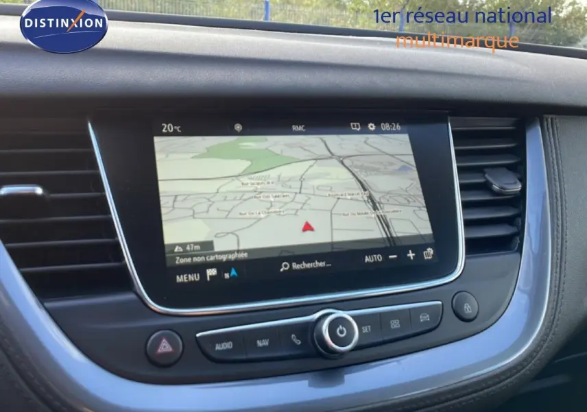 Écran tactile central avec navigation GPS dans l’habitacle noir d’un Opel Grandland X 2021.