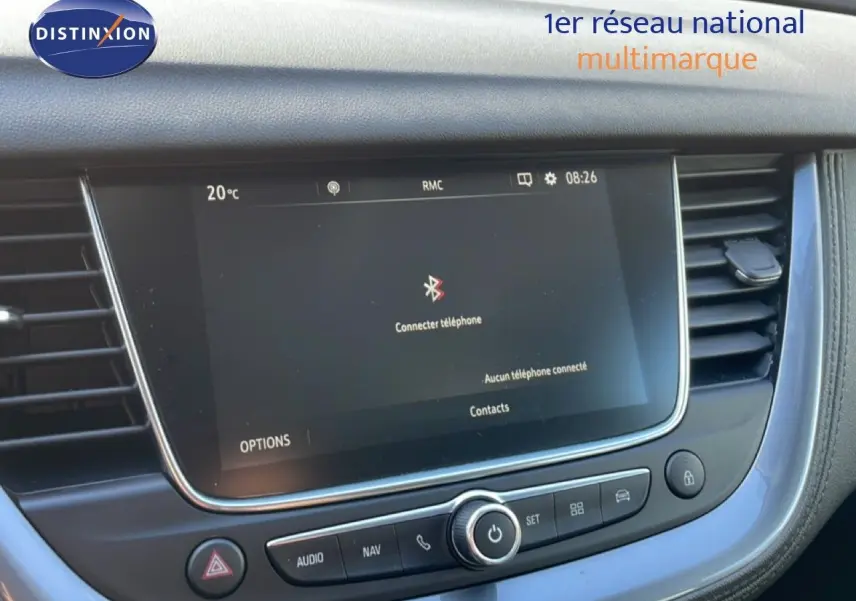 Vue rapprochée de l’écran tactile central du tableau de bord d’un Opel Grandland X noir diamant métal, affichant la connexion Bluetooth.