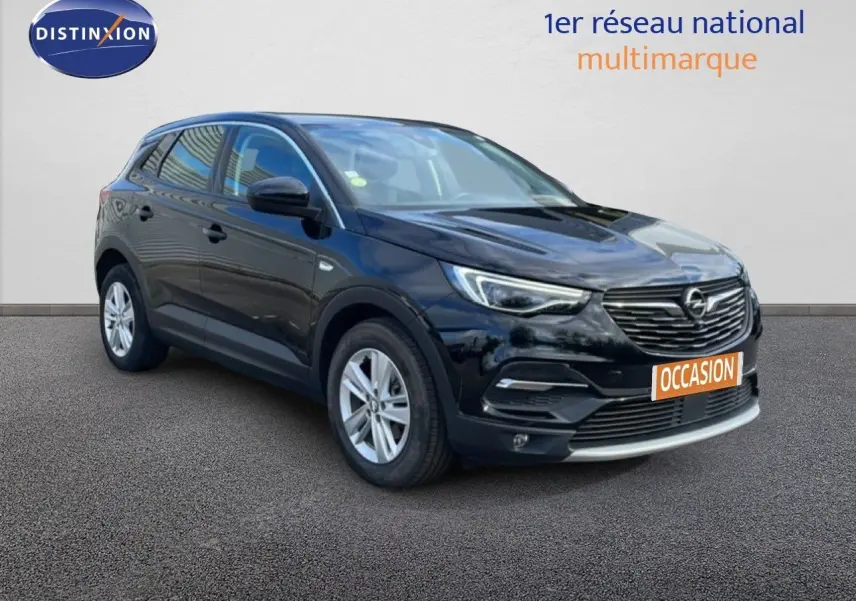 Opel Grandland X noir diamant métal en 3/4 avant droit, avec calandre noire et jantes argentées, sur fond neutre.