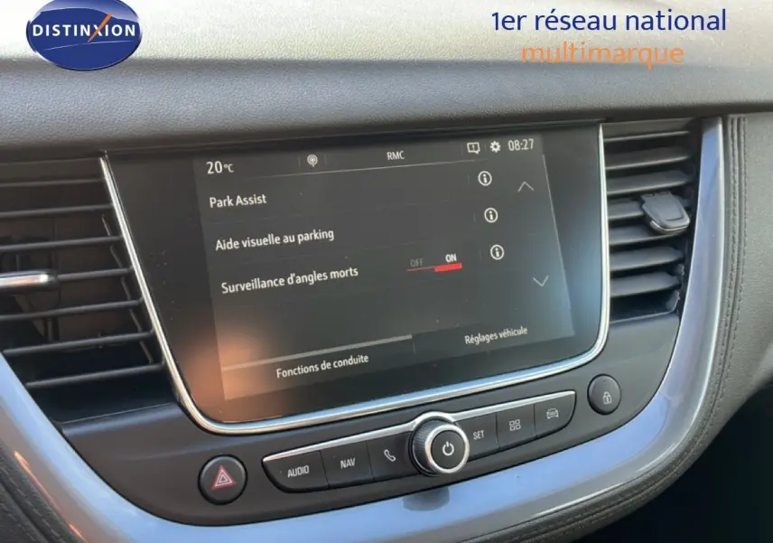 Vue rapprochée de l’écran tactile central du tableau de bord de l’Opel Grandland X noir, affichant les aides à la conduite.