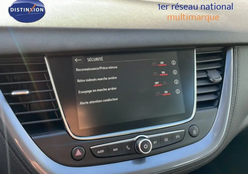 Vue rapprochée de l’écran tactile central du tableau de bord de l’Opel Grandland X noir diamant métal, affichant les réglages de sécurité.