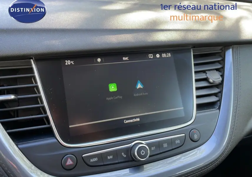 Vue rapprochée de l’écran tactile central du tableau de bord de l’Opel Grandland X noir diamant métal, affichant Apple CarPlay et Android Auto.