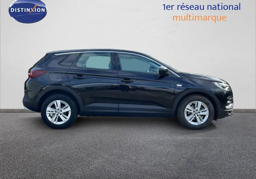 Opel Grandland X noir diamant métal vu de profil côté gauche sur fond neutre, jantes alliage 17 pouces visibles.