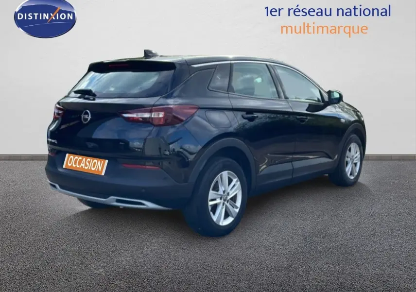 Opel Grandland X noir diamant métal vu en 3/4 arrière droit, avec jantes alliage et feux arrière LED.