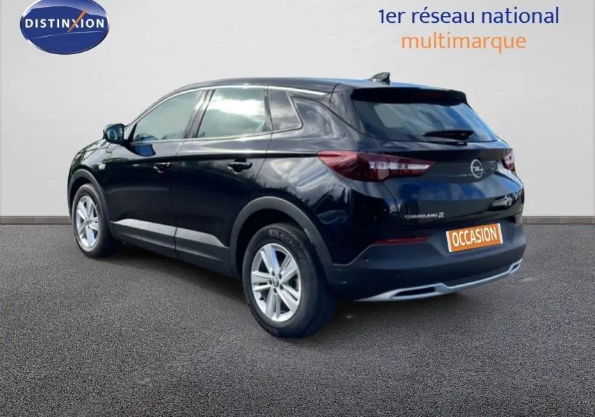 Opel Grandland X noir diamant métal en 3/4 arrière droit, avec jantes alliage et logo arrière visible.