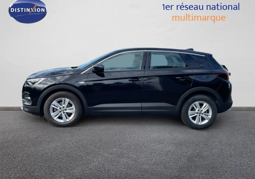 Profil latéral droit d'un Opel Grandland X noir diamant métal de 2021, finition Elegance Business, sur fond neutre.