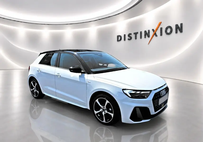 Audi A1 Sportback blanc et noir en 3/4 avant droit, avec jantes alu et toit noir contrasté en showroom lumineux.