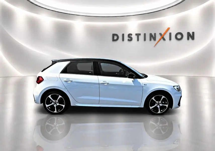 Audi A1 Sportback blanc et noir vue de profil côté gauche avec jantes alliage et toit noir brillant.