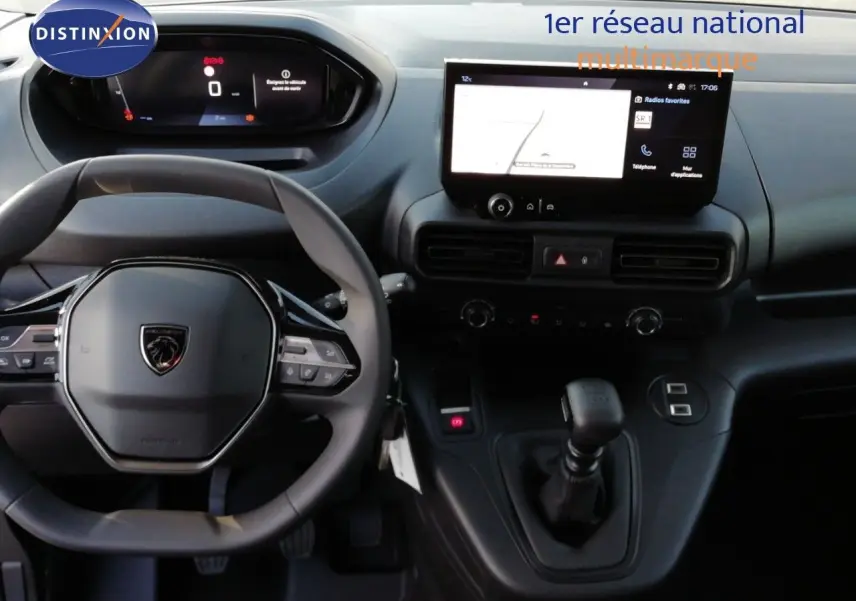 Vue intérieure du tableau de bord et volant Peugeot Partner 2026 avec écran tactile et boîte manuelle noire.