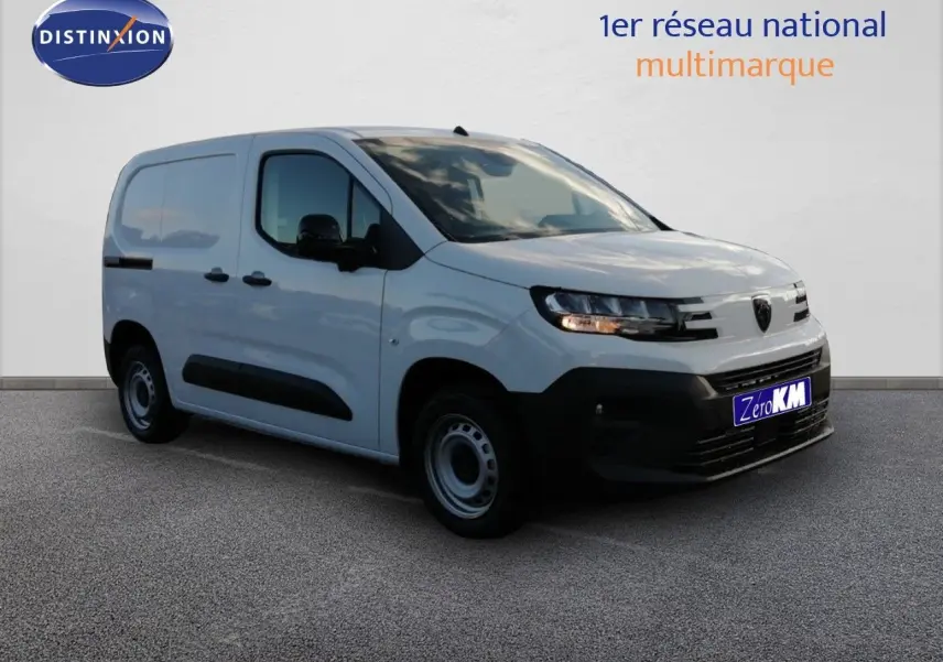 Vue 3/4 avant droite d’un Peugeot Partner blanc Kaolin avec pare-chocs noirs et jantes acier simples.