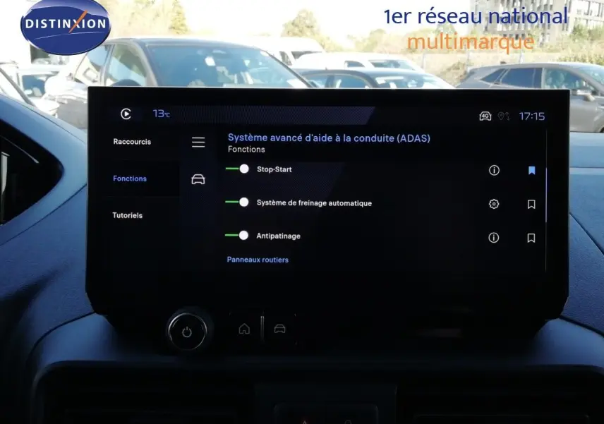 Écran tactile central du Peugeot Partner 2026 affichant les options d’aide à la conduite, avec vue partielle sur le tableau de bord.