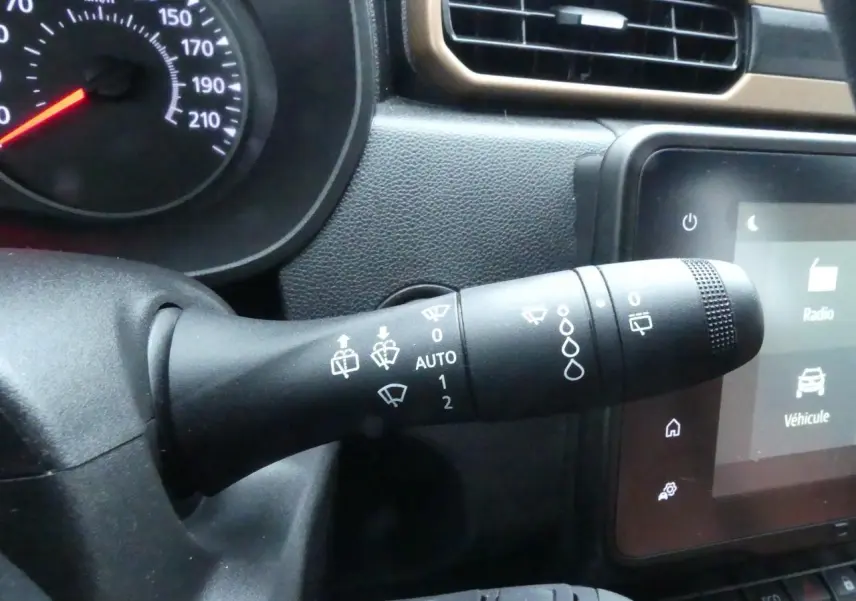 Gros plan sur la commande d'essuie-glace du tableau de bord noir du Dacia Duster 2023 version Extreme.