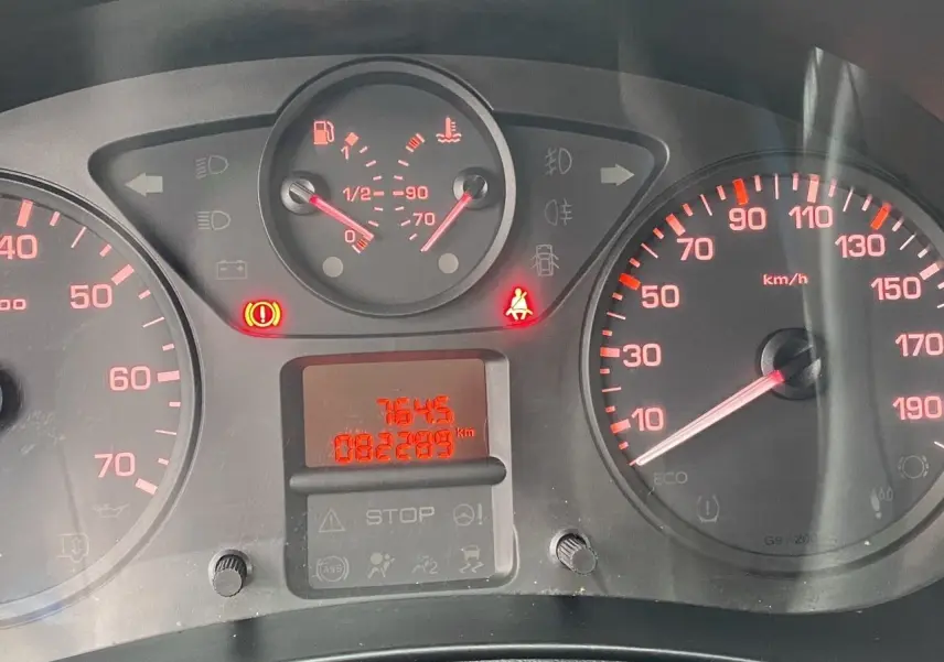 Tableau de bord du Citroën Berlingo blanc 2018, affichant le compteur de vitesse et les voyants allumés en rouge.