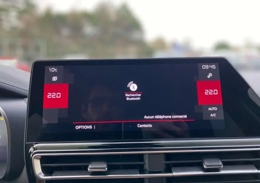 Écran tactile central du tableau de bord du Citroën C5 Aircross 2025 affichant la recherche Bluetooth et la climatisation à 22°C.