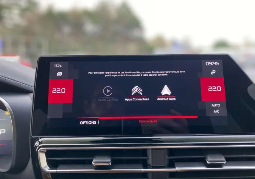 Écran tactile central 10'' du Citroën C5 Aircross 2025 affichant Apple CarPlay et Android Auto, ambiance intérieure moderne.