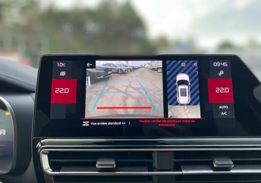 Écran tactile intérieur du Citroën C5 Aircross 2025 montrant la caméra de recul et l'affichage de la climatisation à 22°C.