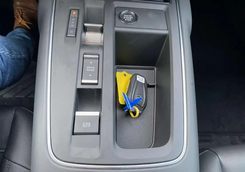 Vue rapprochée de la console centrale du Citroën C5 Aircross 2025 avec clé, bouton start/stop et commandes de boîte auto.