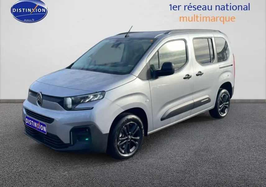 Citroën Berlingo gris Artense vu 3/4 avant droit avec jantes alu et barres de toit noires.