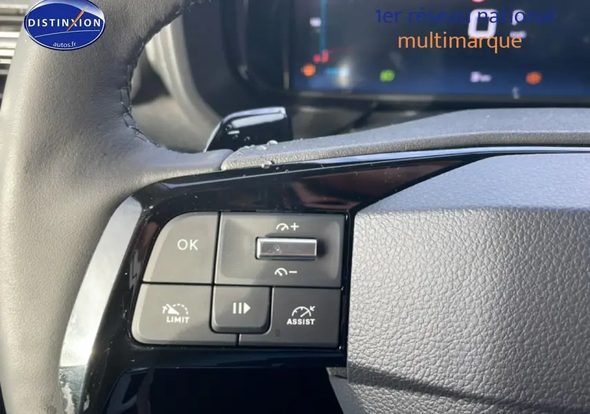 Gros plan sur les commandes multifonctions à gauche du volant cuir du Citroën Berlingo gris Artense 2025.