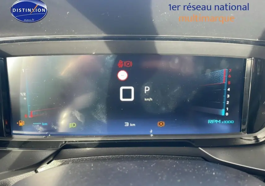 Tableau de bord numérique du Citroën Berlingo 2025 affichant la vitesse au point mort et le compte-tours.