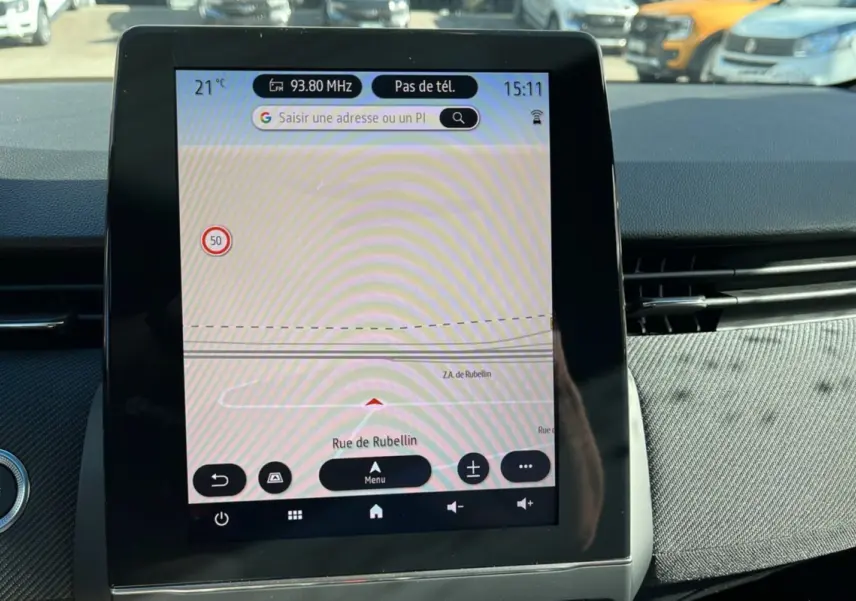 Vue rapprochée de l'écran tactile central de la Renault Clio V E-Tech 145 Esprit Alpine avec navigation affichée.