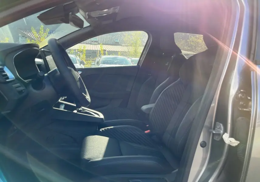 Vue intérieure côté gauche de la Renault Clio V E-Tech 145 Esprit Alpine gris schiste, sièges sport avec logo Alpine brodé.