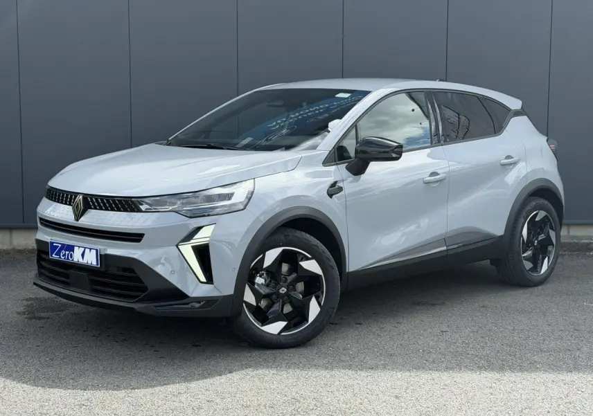 Renault Captur 2026 gris Rafale en 3/4 avant droit, avec jantes noires et détails modernes contrastés.