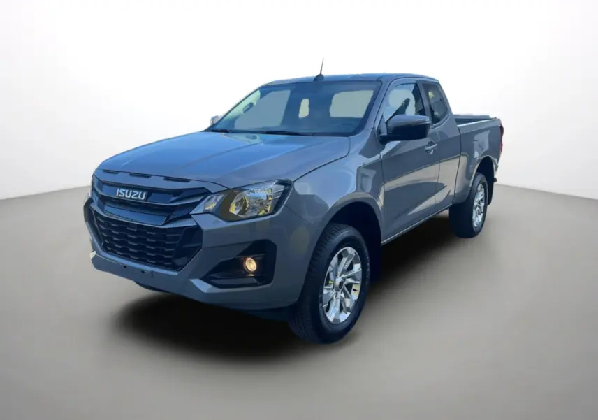 Vue 3/4 avant d’un pick-up Isuzu D-MAX gris Kinabalu avec jantes alu et feux allumés sur fond neutre.