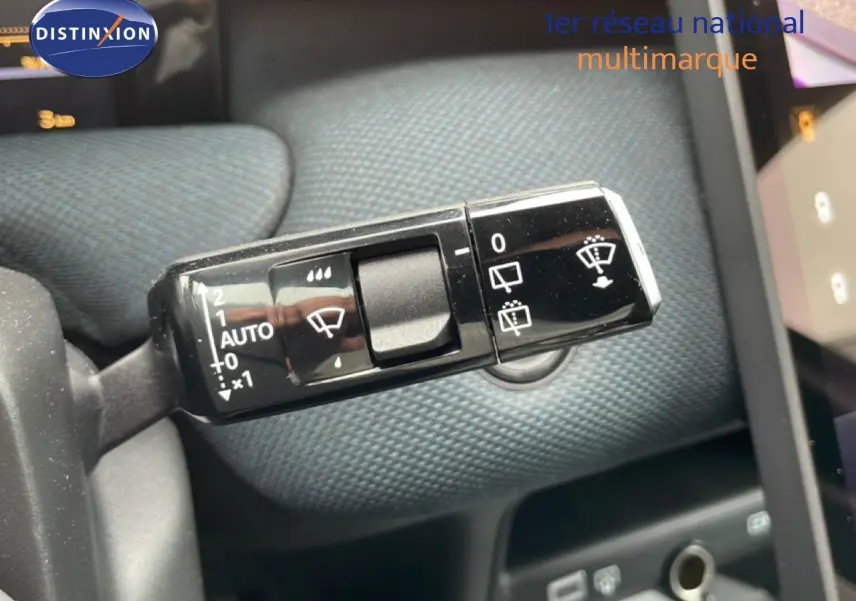 Gros plan sur la commande des essuie-glaces du Citroën C5 Aircross noir Perla Nera, avec réglages automatiques visibles.