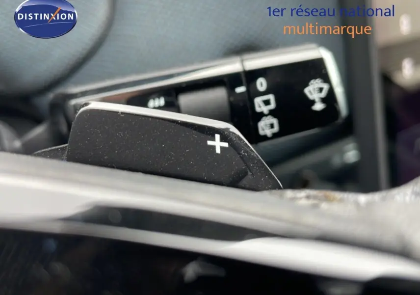 Gros plan sur la palette de changement de vitesse "+" du volant du Citroën C5 Aircross noir Perla Nera Hybrid 2026.