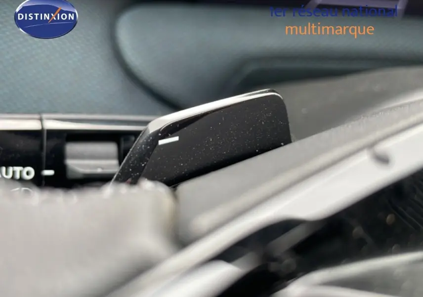 Détail intérieur montrant la palette de changement de vitesse sur le volant d’un Citroën C5 Aircross noir Perla Nera.