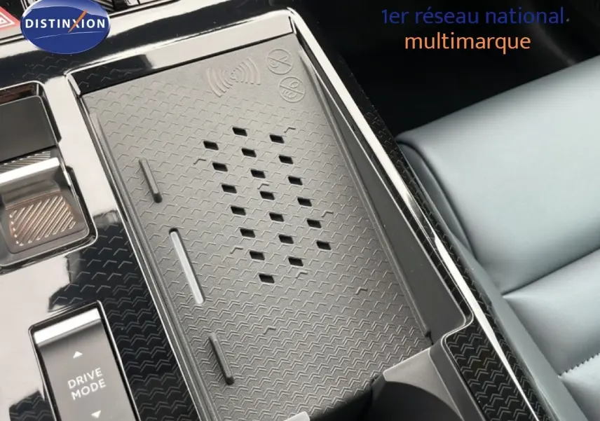 Détail de la console centrale du Citroën C5 Aircross noir Perla Nera, montrant le plateau de recharge sans fil et le bouton Drive Mode.