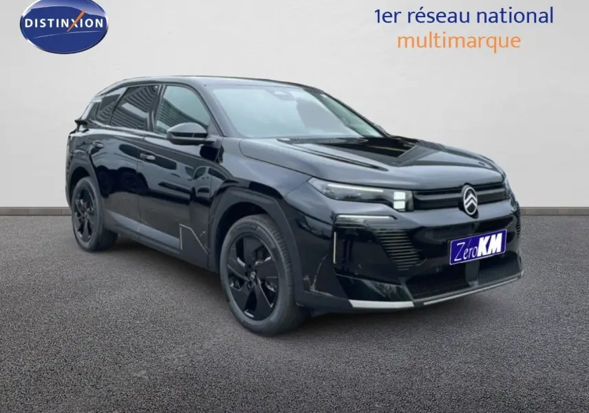 Vue 3/4 avant droite du Citroën C5 Aircross noir Perla Nera, avec jantes noires et signature lumineuse LED distinctive.