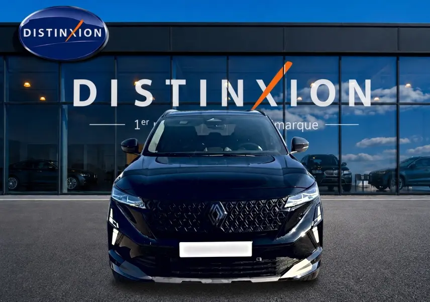 Vue avant d'un Renault Austral noir avec calandre distinctive et phares LED, devant une vitrine "Distinxion".