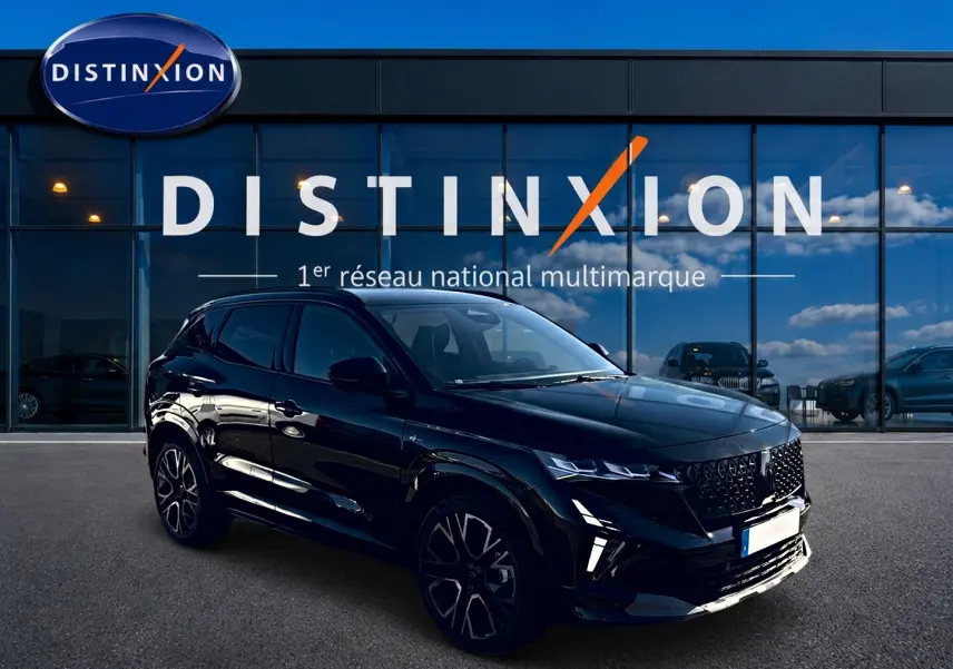 Vue 3/4 avant droite du Renault Austral noir brillant avec jantes alu et calandre distinctive esprit Alpine.