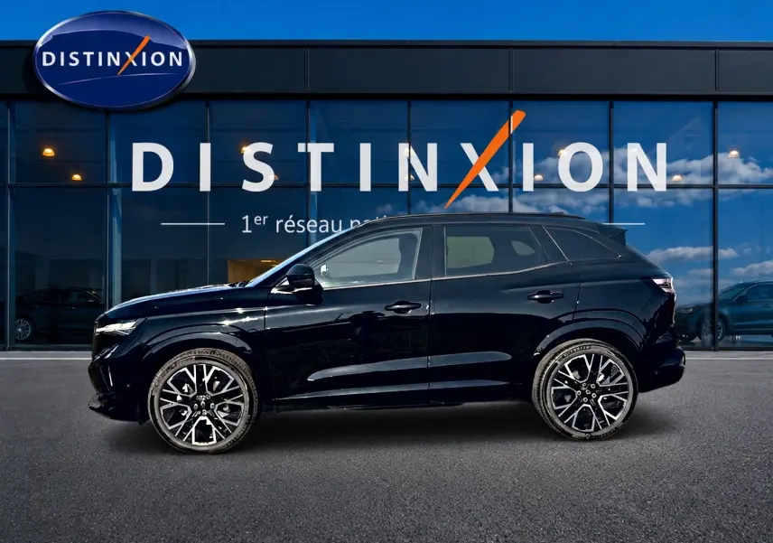 Profil droit du Renault Austral noir 2026 avec jantes alliage distinctives, devant une vitrine Distinxion.