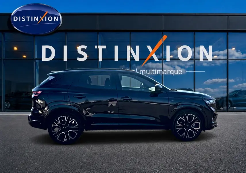 Profil droit du Renault Austral noir 2026 esprit Alpine, avec jantes alu distinctives et toit surélevé.