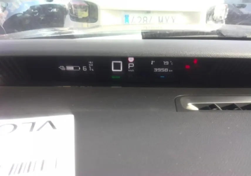 Tableau de bord numérique de la Citroën ë-C3 113 BERLINE Max noir métal, affichant batterie à 61% et 3958 km.