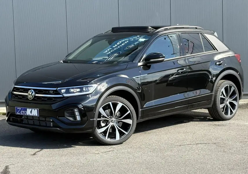 Volkswagen T-Roc noir Grenadilla en 3/4 avant droit avec jantes alliage 19" Misano et toit ouvrant ouvert.