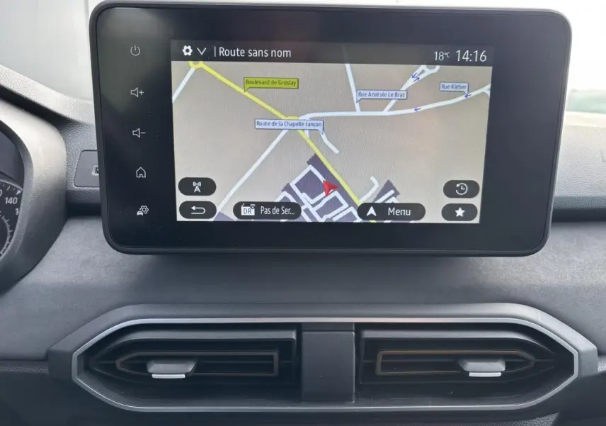 Écran tactile 8 pouces du système de navigation Media NAV dans l'habitacle du Dacia Sandero Stepway Bleu Iron 2025.