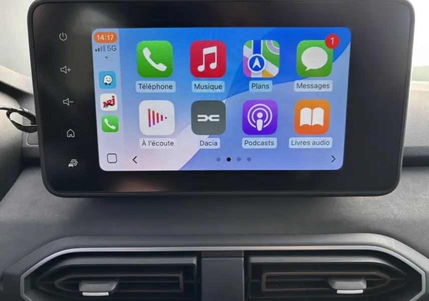 Écran tactile 8 pouces du système multimédia Dacia Sandero Stepway 2025 affichant les applications Apple CarPlay.