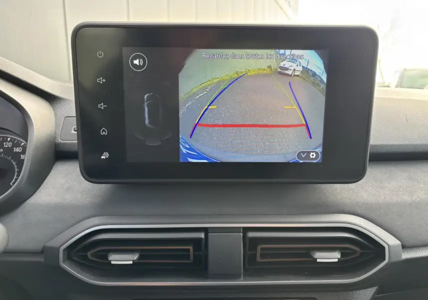 Écran tactile 8 pouces montrant la caméra de recul dans l'habitacle du Dacia Sandero Stepway Bleu Iron.