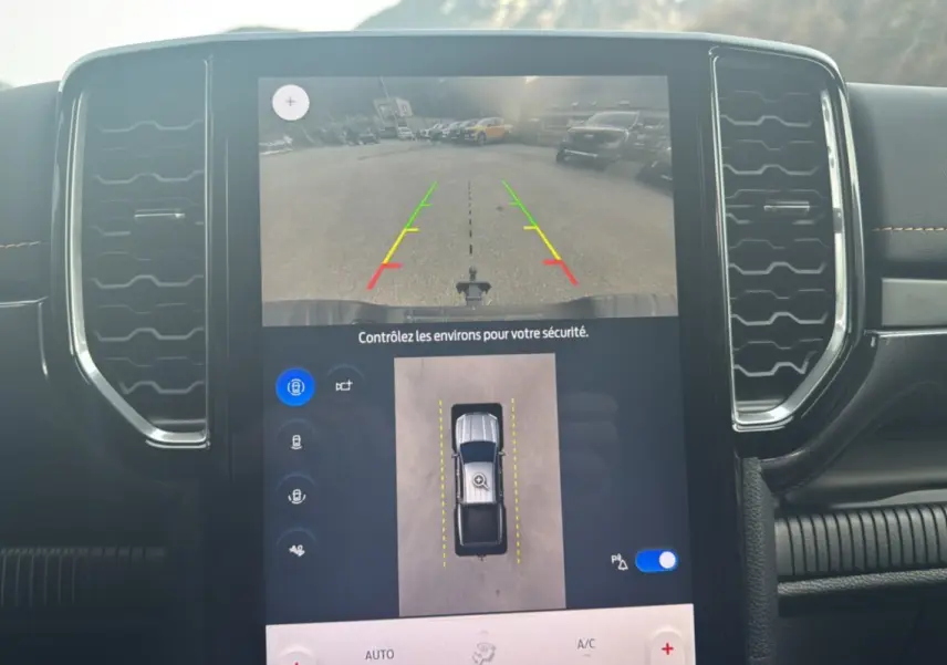 Écran central du Ford Ranger Wildtrak 2025 montrant la caméra de recul et la vue 360° en stationnement.
