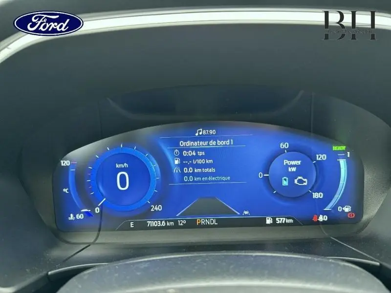 Tableau de bord numérique bleu du Ford Kuga 2023, affichant vitesse, puissance et informations de conduite.