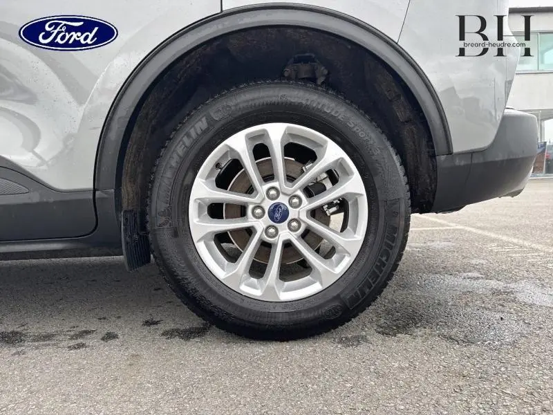 Gros plan sur la roue avant droite du Ford Kuga gris Solar Métallisé, mettant en valeur la jante alu et le pneu Michelin.