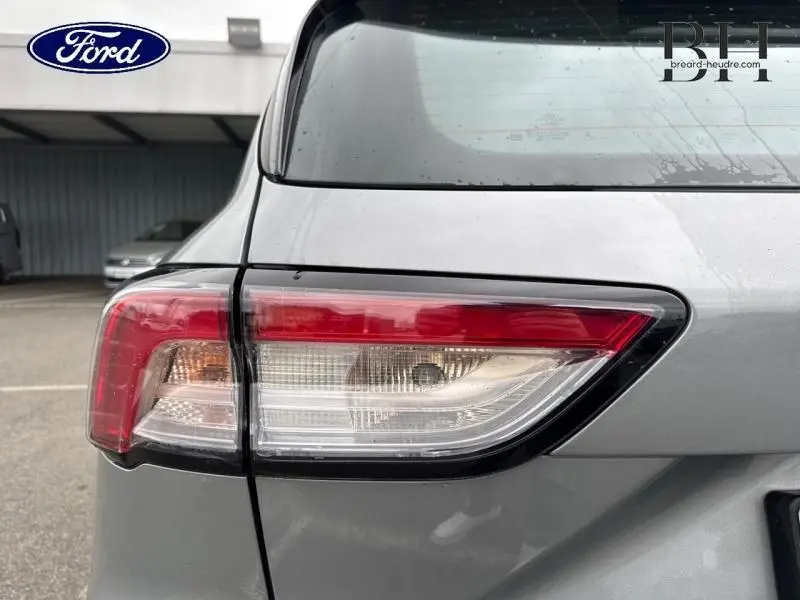 Feu arrière droit de Ford Kuga gris Solar métallisé 2023, avec contours noirs et surface lisse brillante.