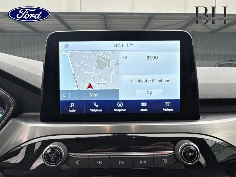 Écran tactile central du Ford Kuga 2023 affichant la navigation et les options multimédia, vue de face.
