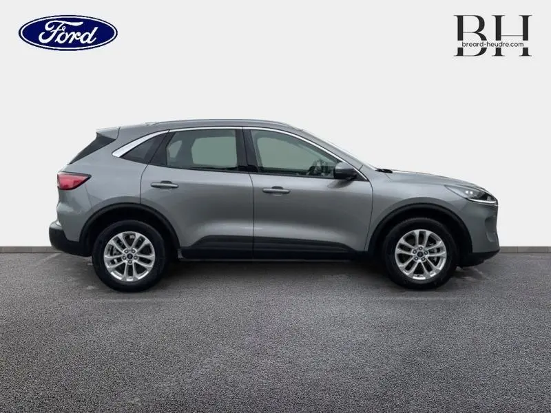 Vue profil droit du Ford Kuga 2023 gris Solar métallisé avec jantes alu et poignées ton carrosserie.