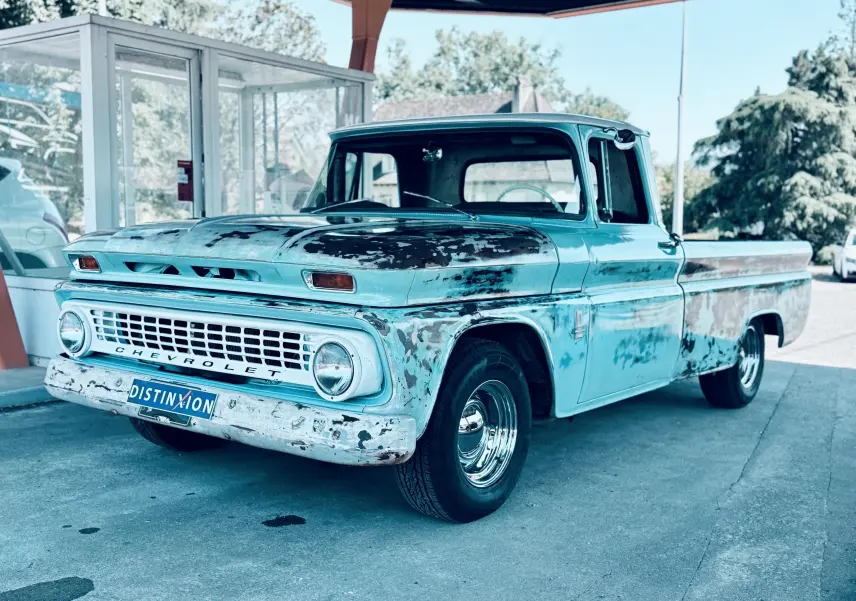 Chevrolet C10 Apache 1963 bleu vue 3/4 avant avec carrosserie patinée et pare-chocs usé.