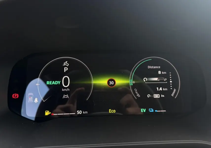 Tableau de bord numérique du Renault Captur 2026 affichant la vitesse, autonomie et mode Eco en vue frontale.
